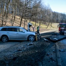 Tunelio gatvėje „Mercedes-Benz“ rėžėsi į stulpą, šis virsdamas apgadino kitą automobilį