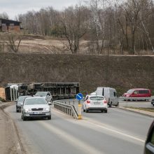 Ties Amalių pervaža – vėl avarija: apvirto vilkikas, išbiro krovinys