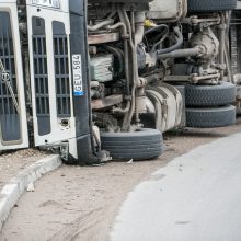 Per Amalių tunelį nepravažiuosite: traukiant apvirtusį vilkiką bus uždarytas eismas