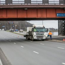 Techninės pagalbos transportui pačiam prireikė pagalbos: kliudė Aleksoto tilto konstrukcijas