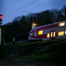 Petrašiūnuose po traukinio ratais žuvo jauna moteris