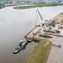 Kauną Nemunu pasiekė įspūdingas krovinys