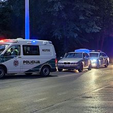 Nakties gaudynės: aštuonių policijos ekipažų persekiotas girtas BMW vairuotojas trauktas laukan jėga