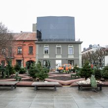 Kalėdinės nuotaikos Kaune – vis daugiau: prie savivaldybės jau puošiamas kalėdinių eglučių parkelis