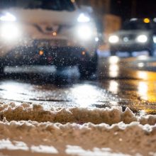 Naktį keliuose būkite budrūs: eismo sąlygas sunkins sniegas, lijundra ir plikledis