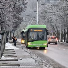 Dėl apledėjusių laidų Kaune stojo troleibusai, išgelbėjo senosios „Škodos“