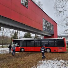 Per plauką nuo tragedijos: autobuso vairuotojas prarado sąmonę ties posūkiu, kur jo laukė keleiviai