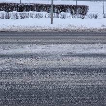 Vairuotojai pirmadienio rytą strigo spūstyse: ar tai valytos gatvės?