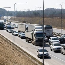 Baisi avarija Vilniuje: susidūrė trys transporto priemonės, žuvo prispaustas BMW vairuotojas