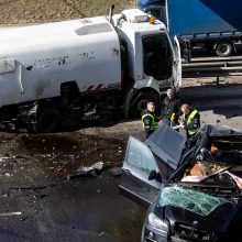 Baisi avarija Vilniuje: susidūrė trys transporto priemonės, žuvo prispaustas BMW vairuotojas