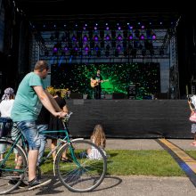 Antrasis „Naisių vasaros“ festivalis – kitoks: susirinko ir garsūs atlikėjai, ir gausi auditorija 