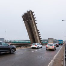 Kleboniškio tilto griūtis: baiminamasi, kad gali dar lūžti, koreguojamos eismo schemos