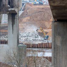 Kleboniškio tilto griūtis: baiminamasi, kad gali dar lūžti, koreguojamos eismo schemos