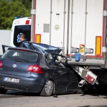 Kraupi avarija Vilniuje: „VW Golf“ palindo po vilkiku, vairuotojas žuvo vietoje