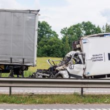 Kraupi avarija kelyje A1: vairuotojo kabina visiškai sumaitota, žuvo du jauni žmonės