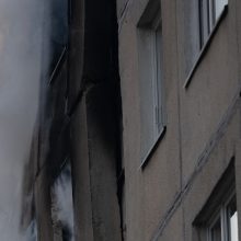 Savivaldybės komisija nusprendė sutvirtinti degusį Viršuliškių daugiabutį