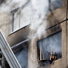 Savivaldybė: į viešbučius perkelta 16 per gaisrą iš daugiabučio evakuotų žmonių