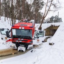 Į gaisrą skubėję ugniagesiai Panemunėje rėžėsi į stotelę: sužalota moteris