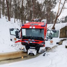 Į gaisrą skubėję ugniagesiai Panemunėje rėžėsi į stotelę: sužalota moteris