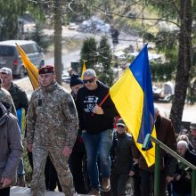 Lietuva atsisveikino su Ukrainoje žuvusiu kariu T. Tumu