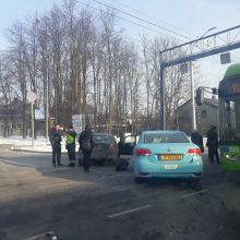 Į avariją Savanorių prospekte pakliuvo taksi automobilis, yra sužeistųjų