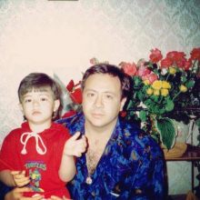Istorija: B.Dekanidzė su sūnumi Viktoru, kuris šiuo metu sukinėjasi JAV, Niujorko legalaus verslo pasaulyje.