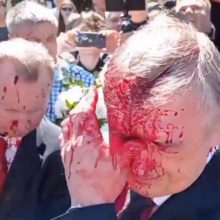 Rusijos ambasadorius Lenkijoje apipiltas raudonais dažais <span style=color:red;>(vaizdo įrašas)</span>