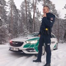 Internautus sužavėjo policijos pareigūnų žieminė fotosesija