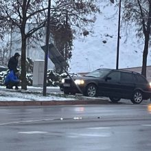 Jonavos gatvėje – BMW ir „Renault“ avarija: kliudytas ir kelio ženklas