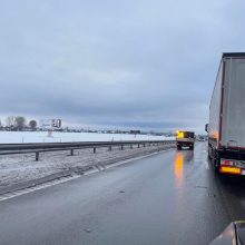 Magistralėje – chaosas: žiemos išbandymų neišlaikė sunkvežimiai, stoja eismas