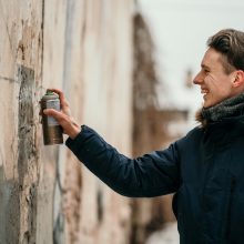 Dar vienas gatvės meno akcentas Kaune: ant sienos nutūpė padėka savanoriams
