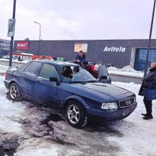 Savanorių pr. užsidegė automobilis: vairuotojo pastangų ugniai užgesinti nepakako <span style=color:red;>(vaizdo įrašas)</span>