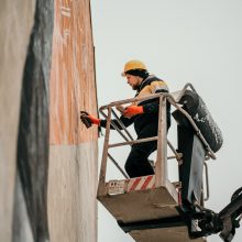 Dar vienas gatvės meno akcentas Kaune: ant sienos nutūpė padėka savanoriams