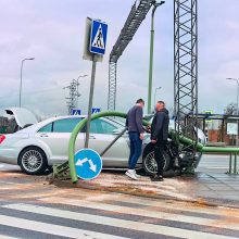 „Mercedes-Benz“ rėžėsi į M. K. Čiurlionio tilto konstrukciją