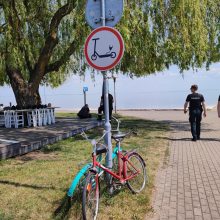 Neringos pareigūnai tikrina, ar laikomasi draudimo nevažinėti paspirtukais Nidos krantine