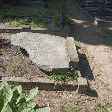Šokiravo vandalizmas Šančių kapinėse: suniokota dešimtis antkapių