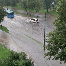 Ankstyvą sekmadienio rytą pajūrį skandino liūtis: apsemtos gatvės ir kiemai 