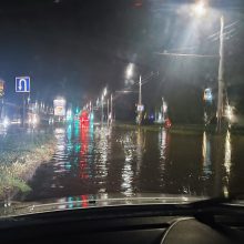 Vilniečiai praneša: po smarkaus lietaus skęsta gatvės