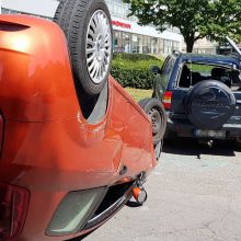 Žaliakalnyje „Fiat“ rėžėsi į stovintį opelį ir apvirto, vairuotoja ligoninėje 