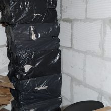 Aleksote – nelegalių cigarečių sandėlis: kontrabandininkai įkliuvo pačiame „darbų“ įkarštyje