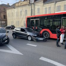 Autobuso ir „Volkswagen“ avarija: užsikimšo visas miesto centras