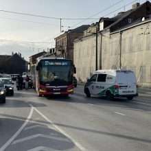 Autobuso ir „Volkswagen“ avarija: užsikimšo visas miesto centras