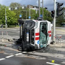 Stipri avarija Pramonės prospekte: medikų automobilis – ant šono ir išdužusiais stiklais