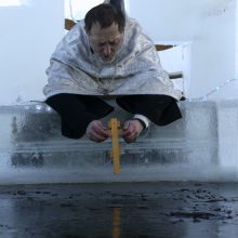 Į ledinį vandenį Rusijoje nėrė beveik 2 mln. žmonių