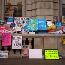 Londono gatves užkimšę demonstrantai reikalavo naujo balsavimo dėl „Brexit“