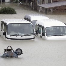 Prie Japonijos artėjantis galingas taifūnas jau pareikalavo pirmosios aukos