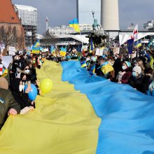 Berlyne šimtatūkstantinė žmonių minia susirinko palaikyti Ukrainos