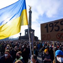Berlyne šimtatūkstantinė žmonių minia susirinko palaikyti Ukrainos