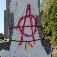 Kėdainiuose raudonais dažais apipaišytas paminklas už Lietuvos laisvę žuvusiems kariams