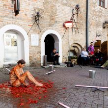 Įspūdingas A. Jagelavičiūtės performansas: žinoma moteris apmėtyta pomidorais